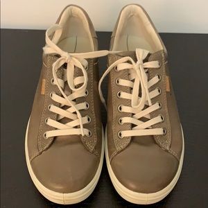 Ecco womens soft sneaker